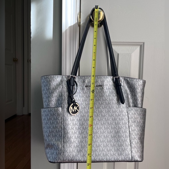 🖤Michael Kors Silver Tote Bag🖤 - Picture 6 of 16
